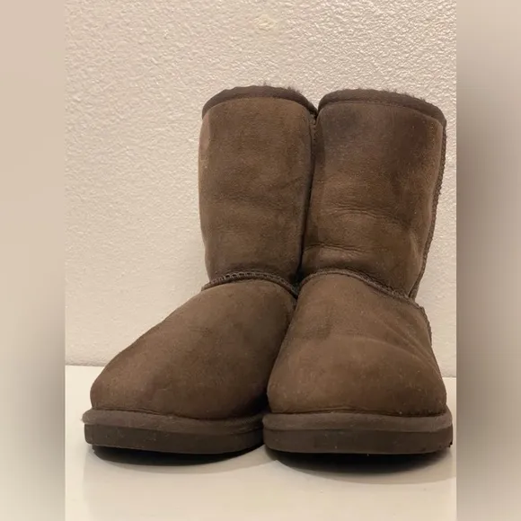 UGG Women’s Classic Short II Chocolate Suede Boots Size 4