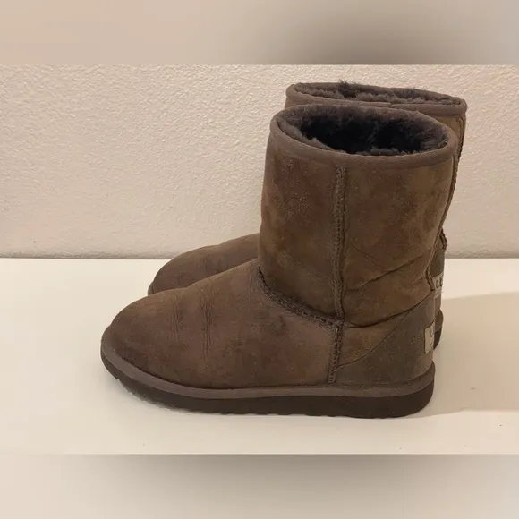 UGG Women’s Classic Short II Chocolate Suede Boots Size 4