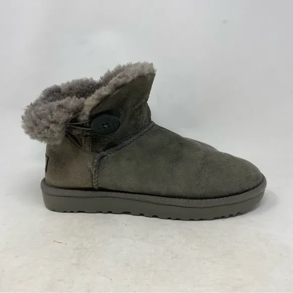 UGG Women’s Gray Suede Bailey Button II Shearling Lined Short Boots Size 9