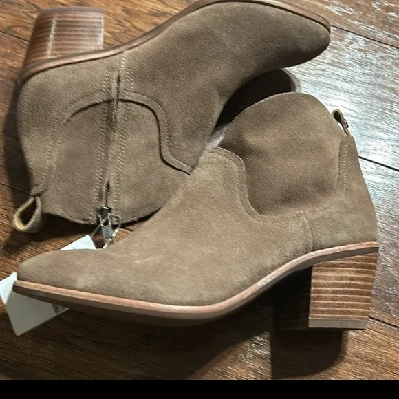 UGG Women's Kingsburg Boots NEW size 8