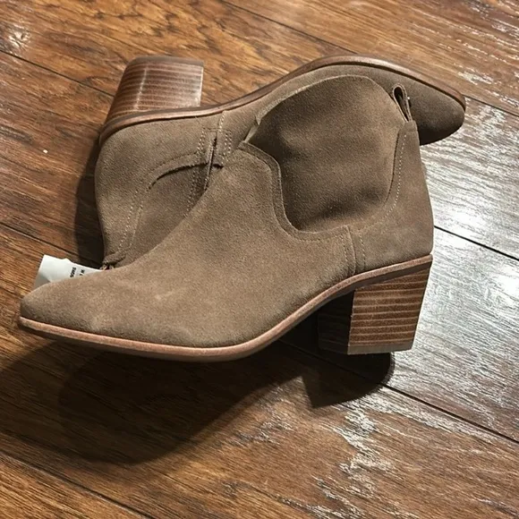 UGG Women's Kingsburg Boots NEW size 8