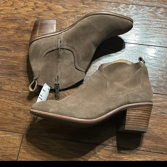 UGG Women's Kingsburg Boots NEW size 8