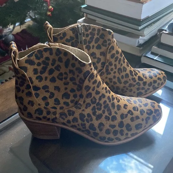 UGG Women's Kingsburg Leopard Boots