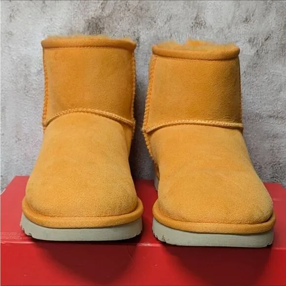UGG Classic Mini II Short Suede Sheepskin Boots in California Poppy. Size 8
