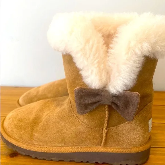 Uggs Girls Daelyn Brown Suede Boots with Fur Lining and Bow