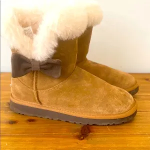 Uggs Girls Daelyn Brown Suede Boots with Fur Lining and Bow