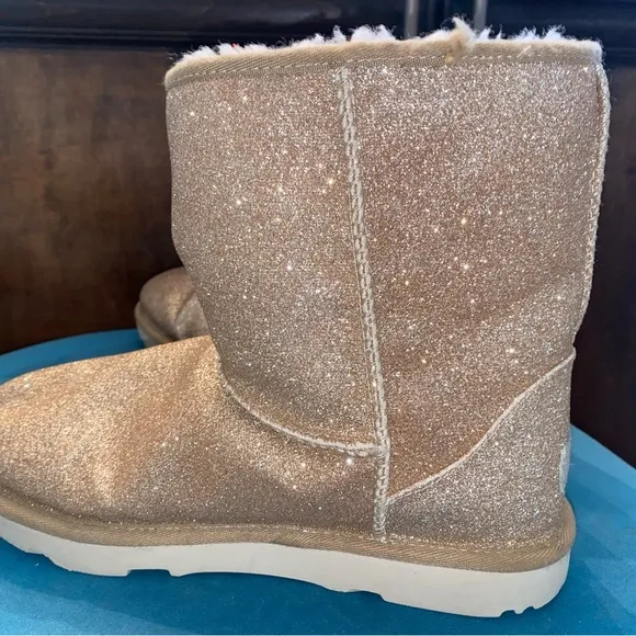 Ugg’s women sparkle short boots gold/tan‎ size 6