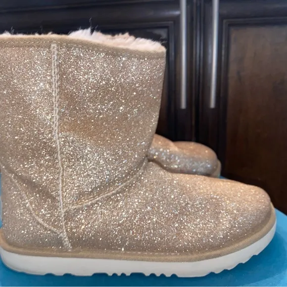 Ugg’s women sparkle short boots gold/tan‎ size 6