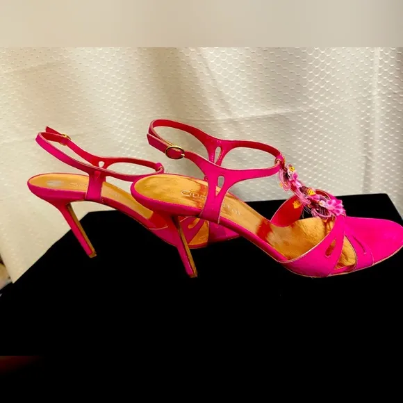Vero Cuomo/Gunmetal vintage suede fuchsia sandals, w/flowers 8.5