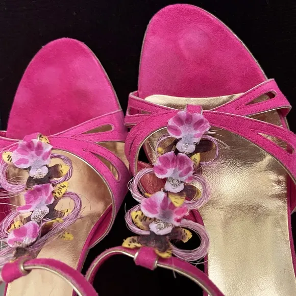 Vero Cuomo/Gunmetal vintage suede fuchsia sandals, w/flowers 8.5