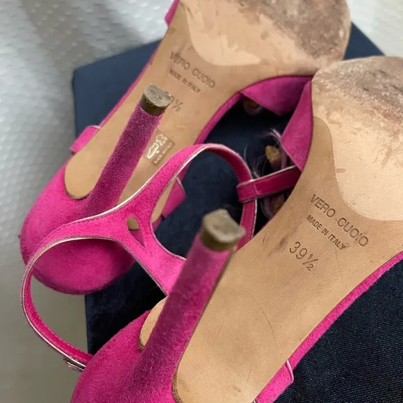 Vero Cuomo/Gunmetal vintage suede fuchsia sandals, w/flowers 8.5