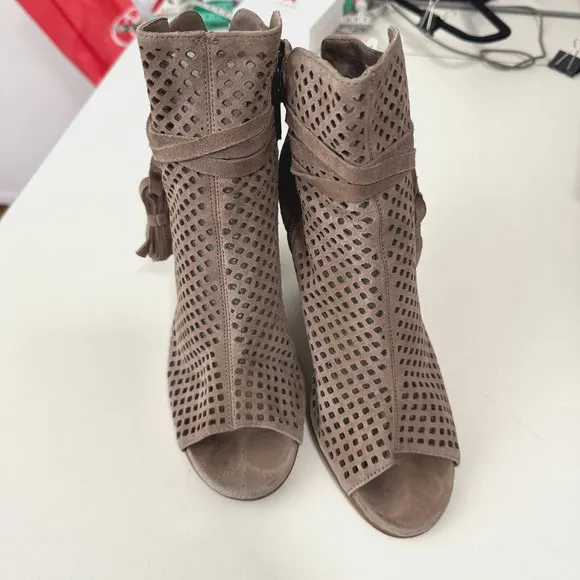 Vince Camuto Kamey Tan Taupe Suede Laser Cut Open Toe Tie Tassel Zip Booties 5.5