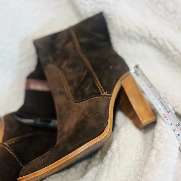 Vintage Brown leather upper boots size 9.5 to 10 fits very good condition