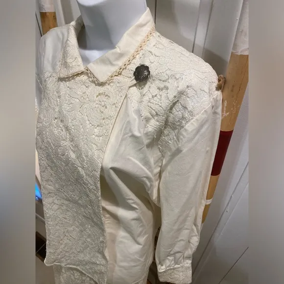 Vintage Country western set.  Cotton and lace shirt and skirt set.  S/m.