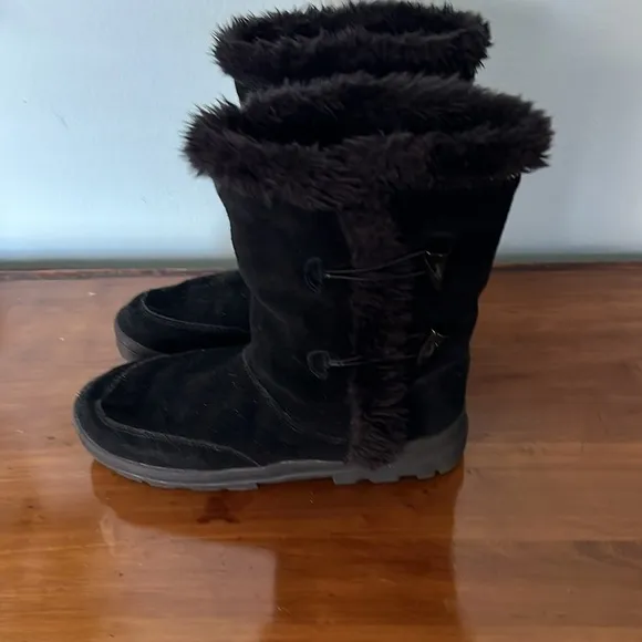 White Mountain Black Women’s Fully lined with Faux Fur Winter Boots Size 9.