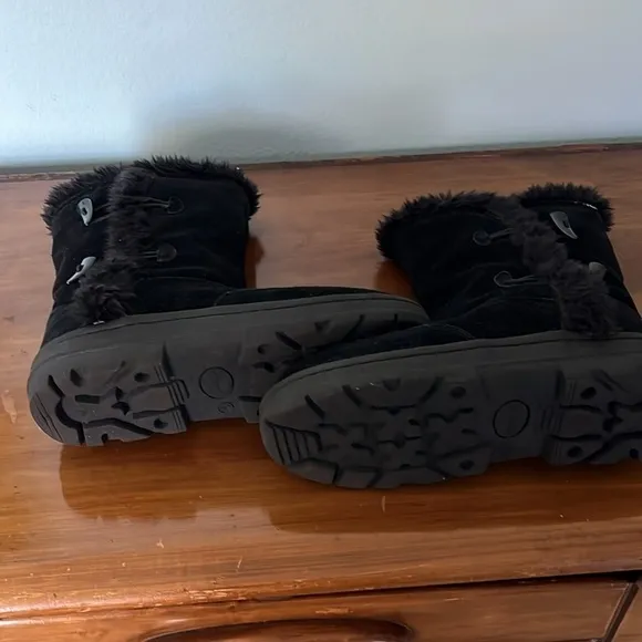 White Mountain Black Women’s Fully lined with Faux Fur Winter Boots Size 9.