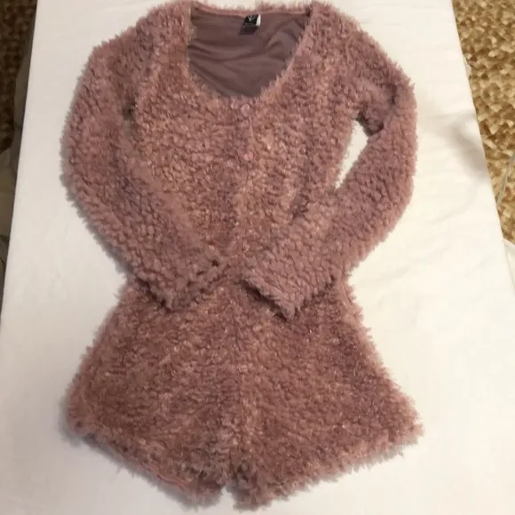 Windsor Pink PJ romper w/long sleeves,scoop neck &amp; half pink buttons Size XS