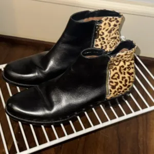 WOMANS BLONDO BLACK LEATHER AND LEOPARD BOOTIES SHORT BOOTS 10 M