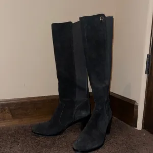 Women long suede boots