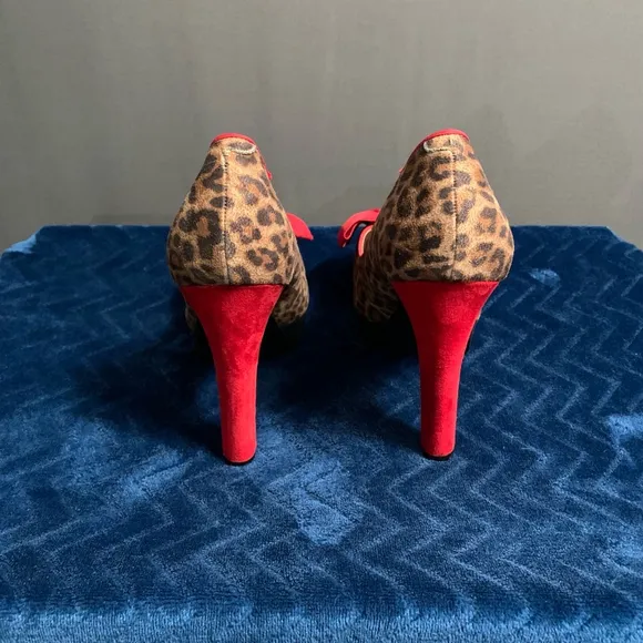 Women's Guess Heels, Size 10M, Leopard Print, Red Bow