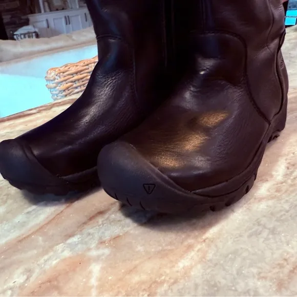 Women’s KEEN black leather Silverton boots. Size 8