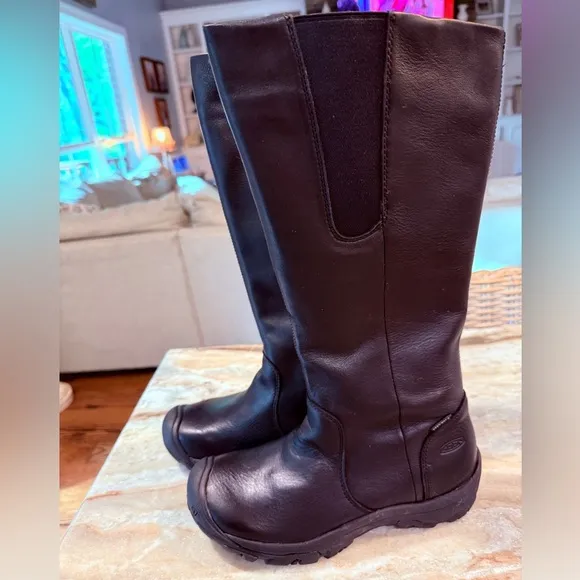 Women’s KEEN black leather Silverton boots. Size 8
