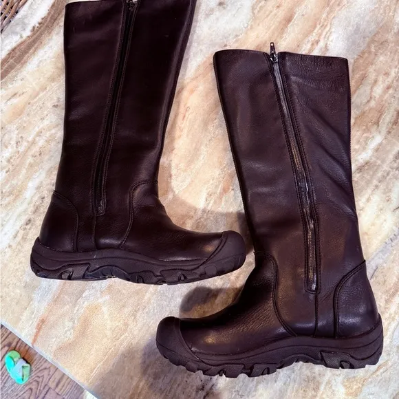 Women’s KEEN black leather Silverton boots. Size 8