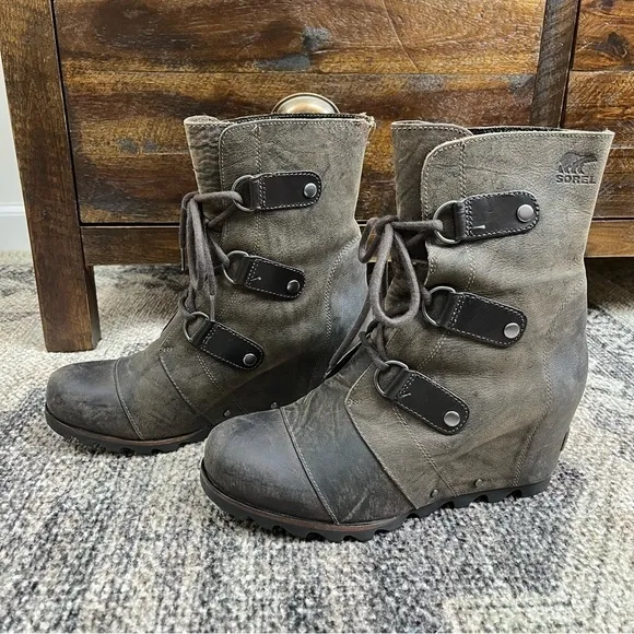 Women's Sorel Joan of Arctic Wedge Mid Waterproof Leather Boots. Size 9