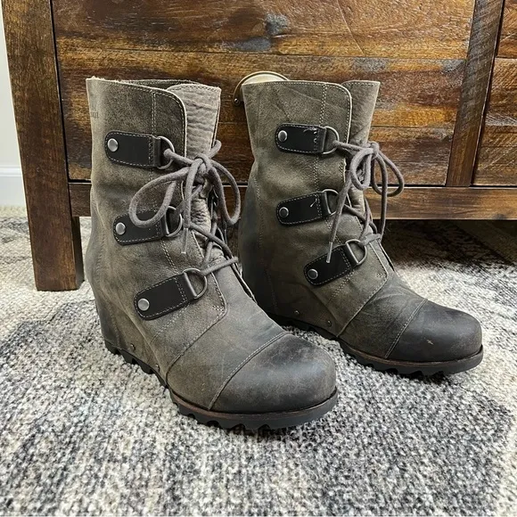 Women's Sorel Joan of Arctic Wedge Mid Waterproof Leather Boots. Size 9