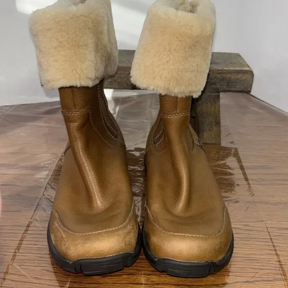 Women’s UGG classic camel leather short boots/booties. Size 8. EUC.