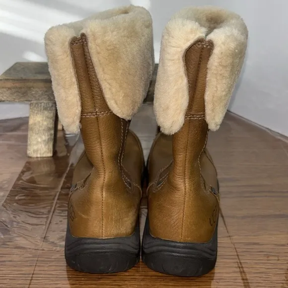 Women’s UGG classic camel leather short boots/booties. Size 8. EUC.
