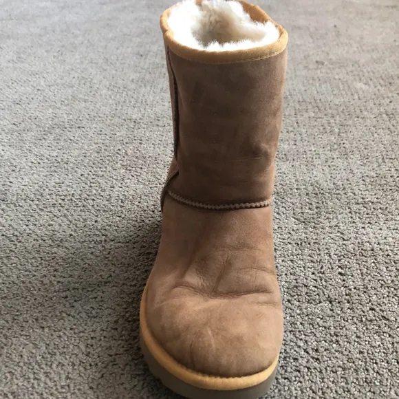 Women’s UGG Classic Short Boots - Size 9 (Tan, Cream)
