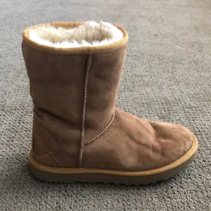 Women’s UGG Classic Short Boots - Size 9 (Tan, Cream)