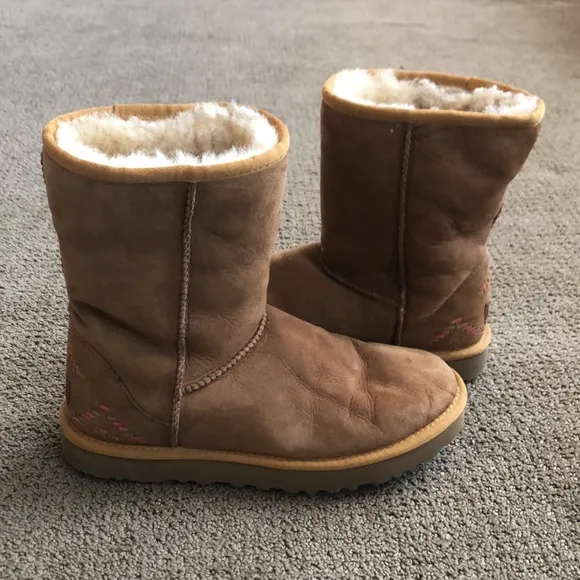 Women’s UGG Classic Short Boots - Size 9 (Tan, Cream)