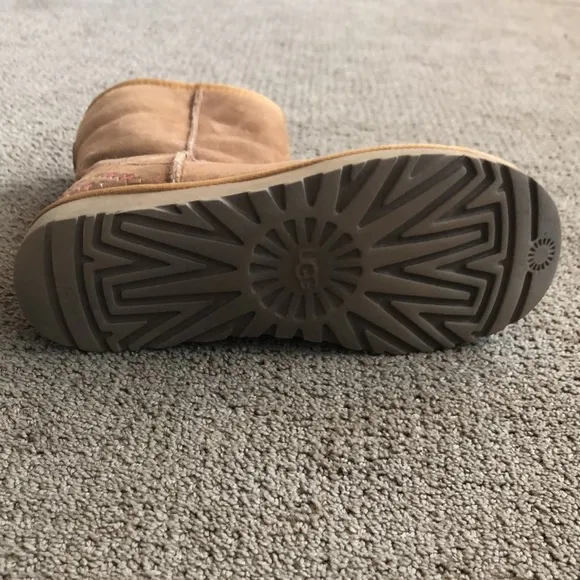 Women’s UGG Classic Short Boots - Size 9 (Tan, Cream)