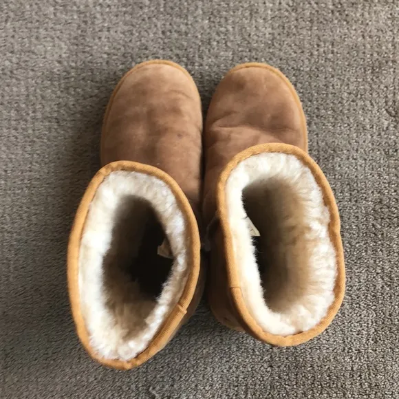 Women’s UGG Classic Short Boots - Size 9 (Tan, Cream)