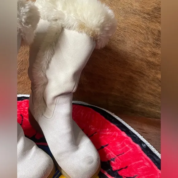 Y2K BONGO fuzzy boots!