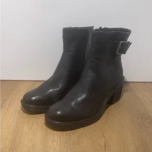 ZODIAC GANNET WOMENS BLACK LEATHER ANKLE BOOTS LUG SOLE      SIZE 7.5  NEW