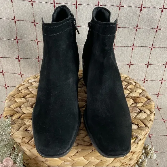 Zodiac “Larsen” Black Suede Ankle Boots Sz 6 Arch Support Comfy Booties NWOB