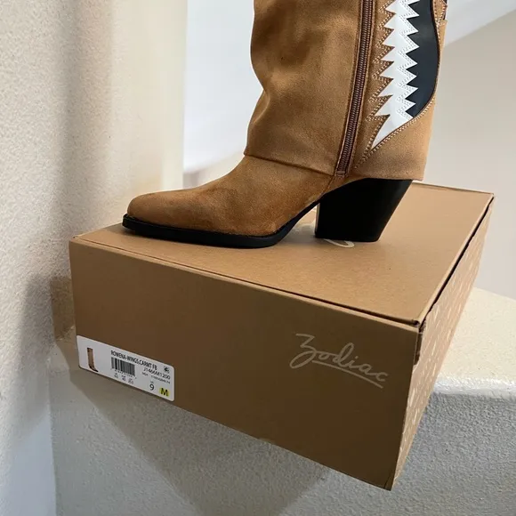Zodiac Rowena Wings Western Boot Faux Suede‎ Caramel size 9